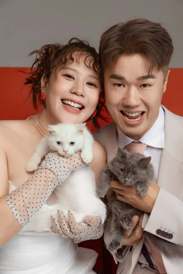 Chan and Stella with two kittens