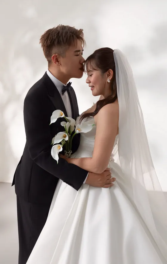 Chan kissing Stella's forehead